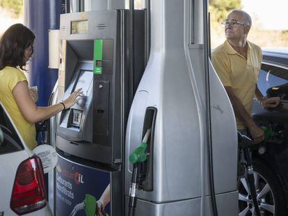 Clientes de una gasolinera sin servicio.
 