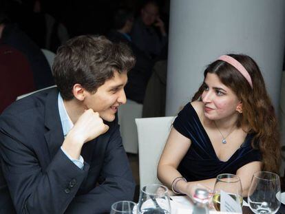Dorsa Berakhshani habla con otro participante durante la cena inaugugral del torneo de Gibraltar