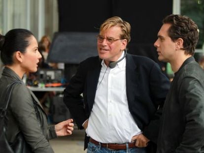 Aaron Sorkin (en el centro) con dos de los actores de la serie 'The Newsroom'.