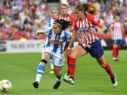 Marta Cardona disputa un balón a Laia Aleixandri.