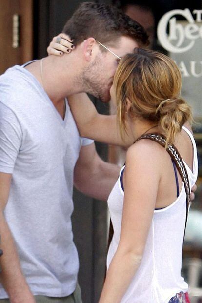 Antes del cambio radical de look de Miley Cyrus, sus imágenes amorosas con Liam Hemsworth eran más "noñas".