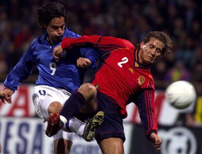 Inzaghi dispara ante Salgado en un amistoso disputado en 1998 en Salerno.