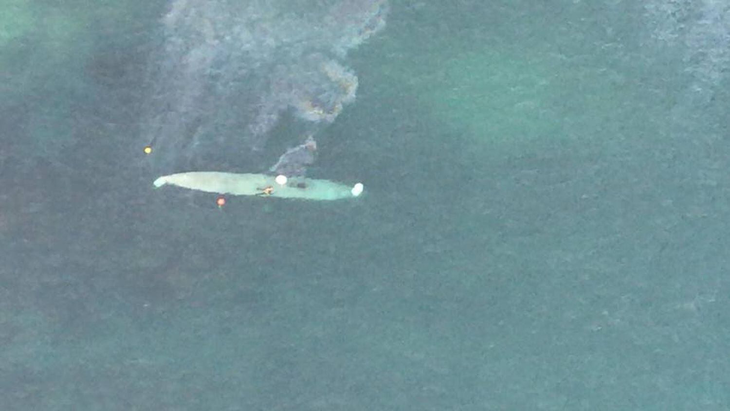 Imagen aérea del narcosubmarino apresado en la costa de Pontevedra.