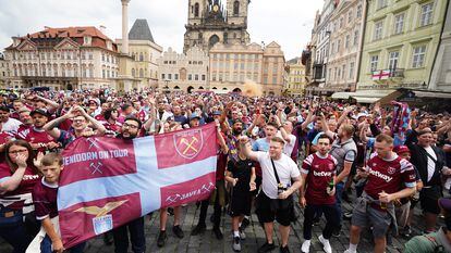 Aficionados del West Ham United en Staromestske Namesti, Praga.