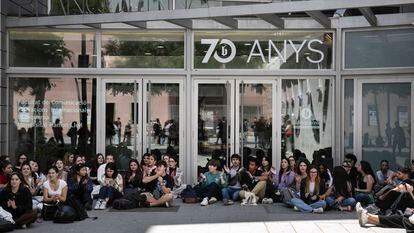 Alumnos de la facultad de Comunicación de Blanquerna-URL, concentrados el martes para protestar por el caso de acoso de un profesor.