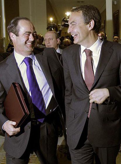 José Luis Rodríguez Zapatero y José Bono enfilan ayer la entrada al Congreso.