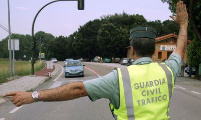 Un guardia civil para a un conductor en un control.