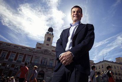Tomás Gómez, frente a la sede del Gobierno de la Comunidad de Madrid en la Puerta del Sol.