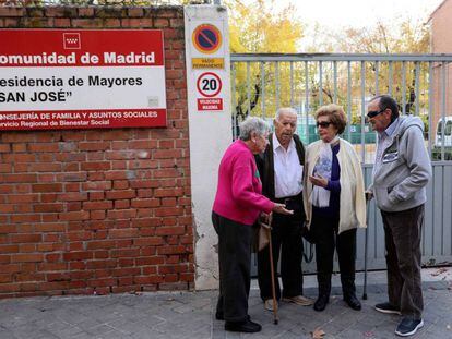 Varios mayores en la puerta de una residencia de la Comunidad de Madrid. 