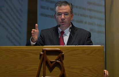 El gobernador del Banco de México, Alejandro Díaz de León.
