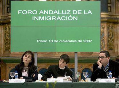 La consejera de Gobernación de la Junta de Andalucía, Evangelina Naranjo (centro), junto a la directora general de Políticas Migratorias, Teresa Bravo, y el presidente de la Asociación de Trabajadores e Inmigrantes Marroquíes, Kamal Rahmouni, en la inauguración del Foro Andaluz de la Inmigración.