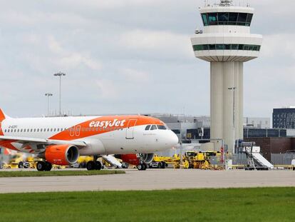 Uno de los aviones de Easyjet en el aeropuerto londinense de Gatwick.