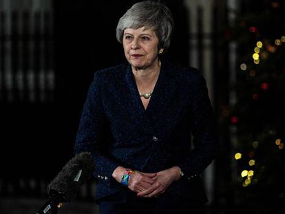 La primera ministra británica, Theresa May, comparece a las puertas del 10 de Downing Street.