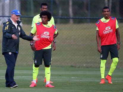 Scolari habla con Willian, J&ocirc; y Luiz Gustavo durante un entrenamiento.
