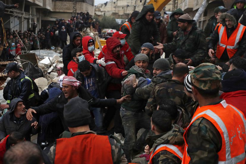 Los equipos de rescate sacaban este lunes el cuerpo de un niño de entre los escombros de un edificio de Hama, Siria. 