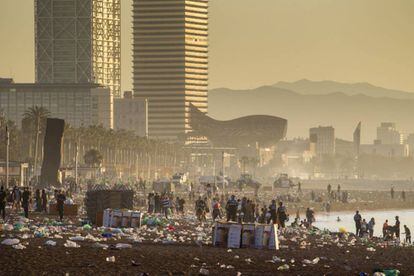 Aspecte de la platja de Barcelona després de la revetlla del 2019. 