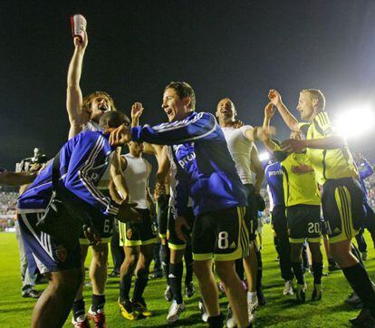 El Zaragoza celebra la permanencia tras el partido con el Levante en 2011.