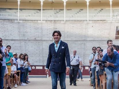 Diego Ventura, rodeado de aficionados en el ruedo de Las Ventas.