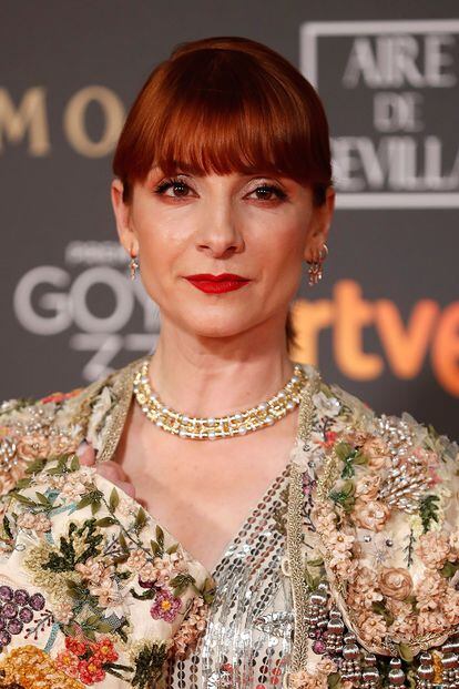 Najwa Nimri
La actriz, nominada a mejor actriz protagonista por su papel en Quién te cantará, ha llegado con un llamativo estilismo de Gucci que ha combinado con gargantilla de Suarez.
Su maquillaje, creado por Raquel Alvarez y Chanel, ha acompañado al look: “Lleva un estilismo con muchas texturas y carácter, con lo cual quisimos suavizar sus rasgos haciendo un maquillaje sencillo pero acorde a su personalidad. En los ojos predomina la luminosidad y los tonos tierra, con un suave smokey eye enfocado en la esquina exterior. Para la piel, un efecto natural rematado con unos pómulos jugosos. Para el labio, un rojo clásico”.