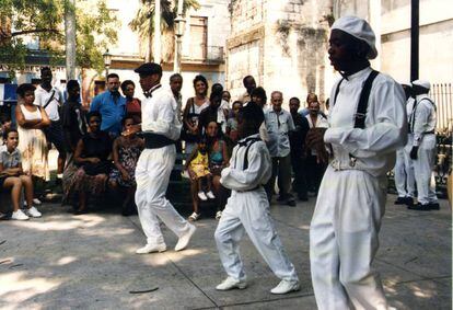 Rumba cubana. &quot;Los Mu&ntilde;equitos de Matanzas&quot;, por las calles de Matanzas. 