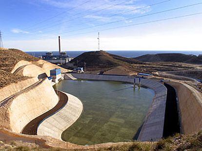 Balsa de impulsión de la desaladora de Carboneras. Al fondo, la central térmica de Endesa.