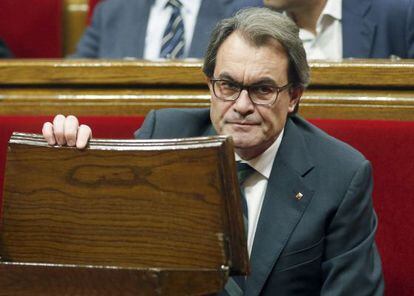 Un gesto de contrariedad de Artur Mas en su esca&ntilde;o, durante la segunda jornada del debate de investidura como candidato a la presidencia de la Generalitat. 