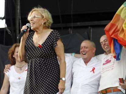 Manuela Carmena, se dirige a los asistentes de la fiesta del Orgullo Gay en Madrid en 2015.