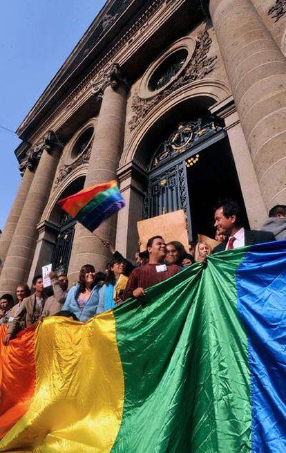 Militantes homosexuales celebran la aprobación del matrimonio gay en México DF el pasado diciembre.