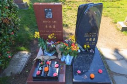 Las tumbas de Bruce y Brandon Lee en el cementerio de Lake View, en Seattle.