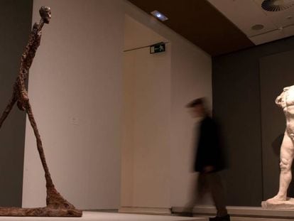 'El hombre que camina' de Giacometti (a la izquierda), frente al 'Hombre que camina' de Rodin en la exposición de la Fundación Mapfre 'Rodin-Giacometti'. 