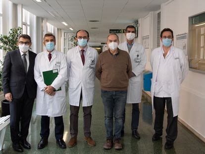 De izquierda a derecha, los médicos Àngel Font, Josep M. Campistol, Carlos Fernández de Larrea, Julio Delgado y Manel Juan posan con Joan Gel (con jersey).