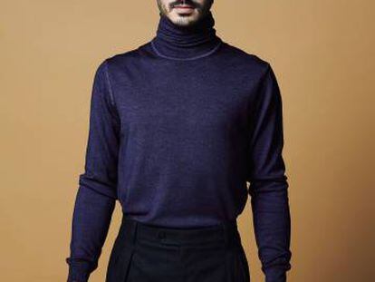 Chino Darín confiesa que no quería ser actor. Pero ahora ya no tiene un plan B. En la imagen posa en exclusiva para ICON con jersey de cuello cisne Blauer y pantalón con pinzas Hermès.