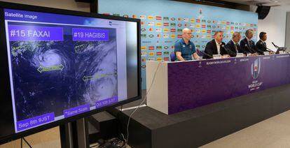 Los dirigentes de World Rugby y una imagen del tifón.