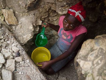 Una niña busca agua en Grand Grossier (al este de Haití).