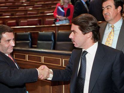 Josep L&oacute;rez de Lerma, saludant a Aznar, el maig de 1999. 