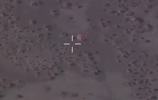 La cápsula de la nave 'OSIRIS-REx', con el paracaídas desplegado, instantes antes de aterrizar en el desierto de Utah con muestras del asteriode Bennu.