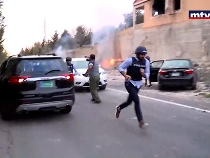 Un grupo de periodistas huye del lugar en el que han impactado dos misiles en Yarun, una ciudad de Líbano cercana a la frontera con Israel, este lunes.