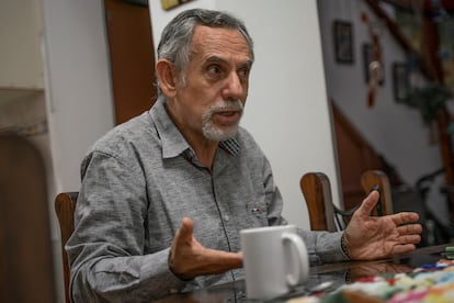 Pedro Francke, en un momento de la entrevista que tuvo lugar en la cocina de su casa en Lima.