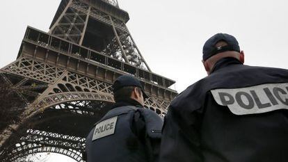 Dos polic&iacute;as vigilando en las inmediaciones de la Torre Eiffel en Paris. 