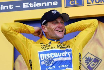 Armstrong se enfunda el maillot amarillo en la 20º etapa del Tour de Francia de 2005.