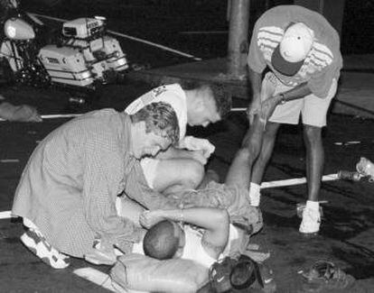 Equipos de emergencia atendiendo a los heridos (Atlanta 96).