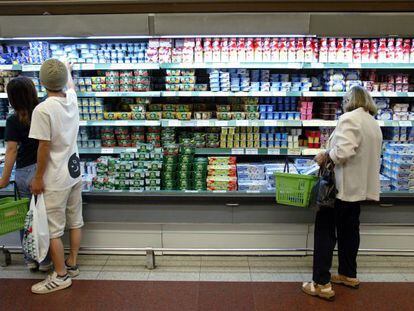 Lineales de un supermercado con productos lácteos.