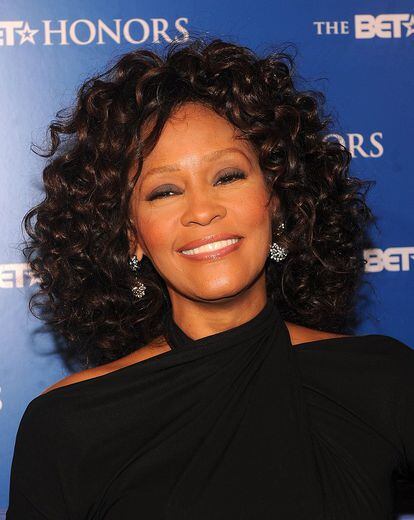 Whitney Houston se encontraba en el Beverly Hilton hotel de Los Ángeles en el momento de su muerte. La cantante se había trasladado a la ciudad para asistir a la fiesta pre-Grammys.