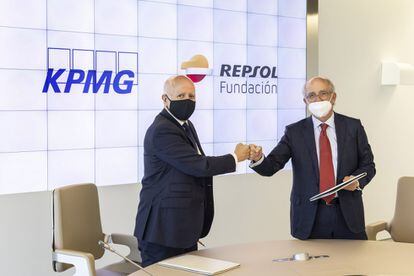 Hilario Albarracín, presidente de KPMG, y Antonio Brufau, presidente de Fundación Repsol han firmado un acuerdo de reforestación a gran escala y un programa para que las empresas reduzcan su huella de carbono.