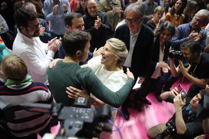 La líder del proyecto político Sumar se abraza con el presidente de Más País, Íñigo Errejón, este domingo en Madrid antes del inicio del acto.