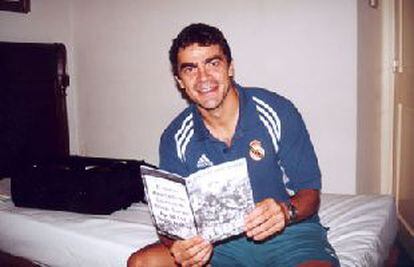 Sanchis posa en su habitación del hotel con el <i>fanzine</i> de <i>Ultras Sur</i> (foto tomada de la <i>web</i> de Ultras Sur.