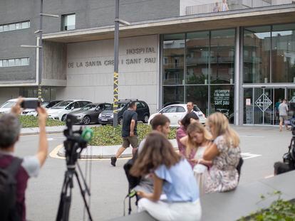 Un grupo de periodistas monta guardia ante el Hospital de Sant Pau de Barcelona donde se halla ingresado Jordi Pujol.