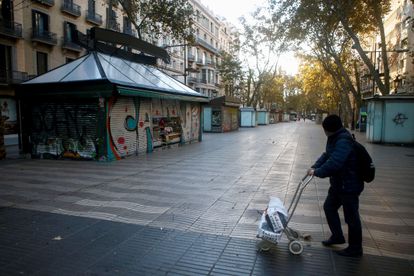 Quioscos cerrados en la Rambla de Barcelona.