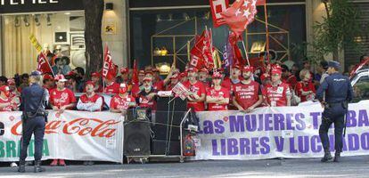 Trabajadores de Coca-Cola se concentran ante la Audiencia Nacional.