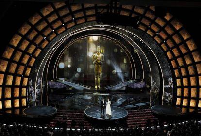 Los presentadores de la gala de los Oscar del a&ntilde;o pasado, James Franco y Anne Hathaway, en el escenario del teatro Kodak.